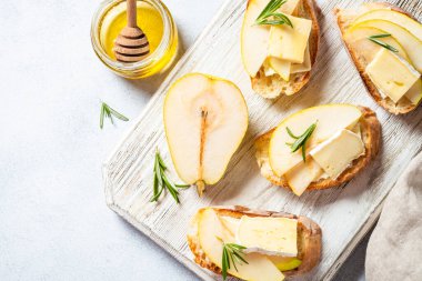 Armut, peynir ve ballı sandviç. Üst görünüm beyaz.