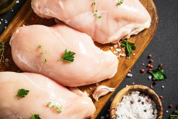 Hühnerbrust Mit Gewürzen Auf Schwarzem Hintergrund Frisches Rohes Fleisch Draufsicht — Stockfoto