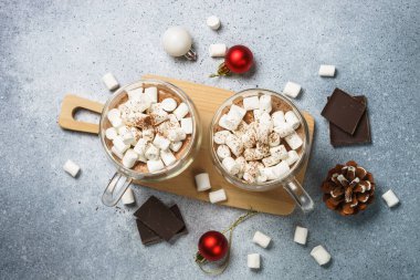 Şekerlemeli sıcak çikolata ve taş masada noel süslemeleri. Üst görünüm.
