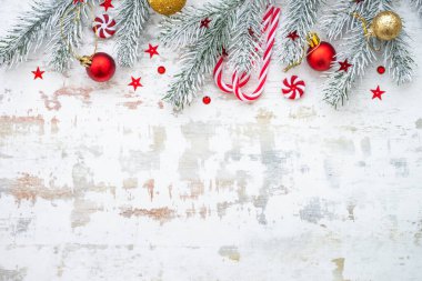 Beyaz arka planda Noel süsleri. Ağaç, mücevher, şeker. Kopya alanı ile üst görünüm bileşimi.