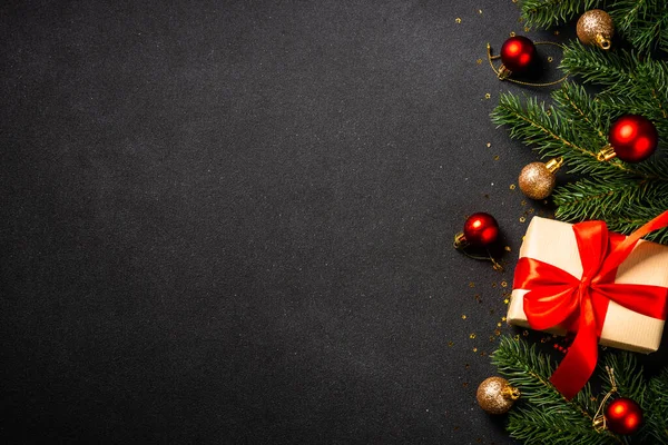 Noel Arkaplanı Düzdü Şimdiki Kutu Köknar Ağacı Tatil Süslemeleri Siyah — Stok fotoğraf