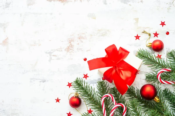 コピースペース付きの白い背景でクリスマスの休日の装飾 ギフトボックス モミの木 ベーブルなど 平面構成 — ストック写真