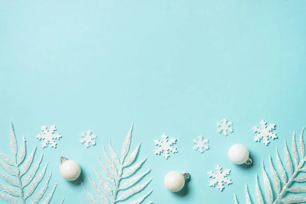 青の背景に白い休日の装飾とクリスマスの組成 コピースペース付きのトップビュー — ストック写真