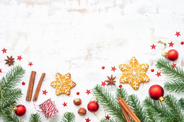 Noel arkaplanı zencefilli ekmek, baharat ve beyaz üzerine köknar ağacı olan bayram süslemeleri. Kopya alanı olan düz konum.