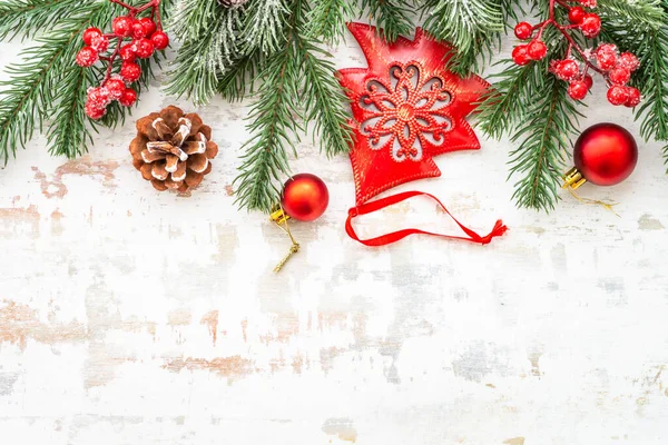 Weihnachtsdekoration Auf Weißem Hintergrund Tanne Christbaumkugeln Und Andere Flache Lagekomposition — Stockfoto