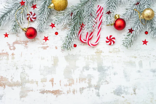 Weihnachtsdekoration Auf Weißem Hintergrund Tanne Christbaumkugeln Süßigkeiten Komposition Von Oben — Stockfoto