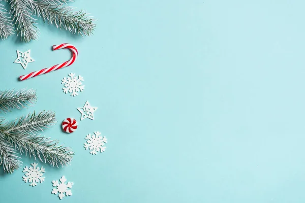 Mavi Arka Planda Beyaz Kırmızı Tatil Süslemeleri Kar Taneleriyle Noel — Stok fotoğraf