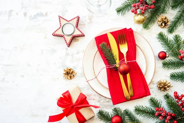 Vánoční Jídlo Vánoční Stůl Bílým Talířem Zlaté Příbory Vánoční Ozdoby — Stock fotografie