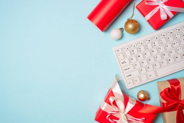Hediyeler ve tatil süslemeleri içeren online alışveriş konsepti. Kopyalama alanı olan düz.