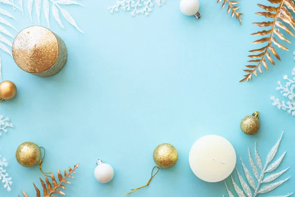 青の休日の装飾とクリスマスの背景 クリスマス フレーム コピースペース付きフラットレイアウト — ストック写真