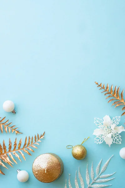 青の白と黄金の休日の装飾とクリスマスの組成 コピースペース付きフラットレイ画像 — ストック写真