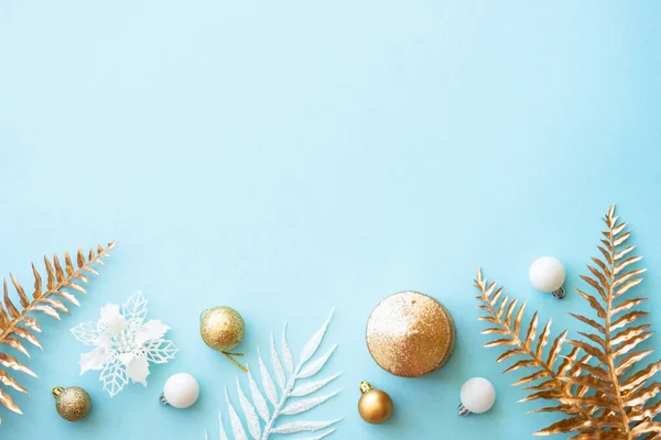 青の白と黄金の休日の装飾とクリスマスの組成 コピースペース付きフラットレイ画像 — ストック写真