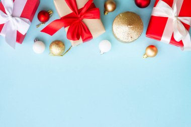 Mavi arka planda Noel hediye kutuları. Kopyalama alanı olan üst görünüm..