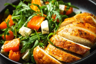 Balkabaklı tavuk salatası, mavi peynir ve roka. Dash diyeti, keto diyeti. En üst görüntü.