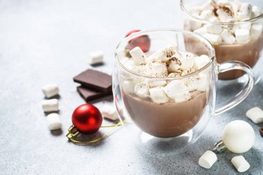 Taş masada kremalı sıcak çikolata var. Kış içeceği.