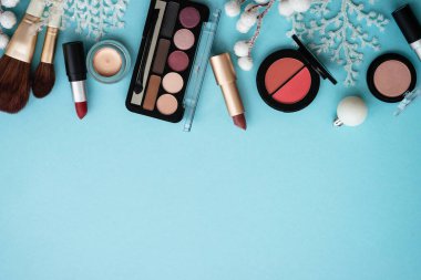 Mavi arka planda ürünler ve Noel süslemeleri var. Kopyalama alanı olan düz resim.