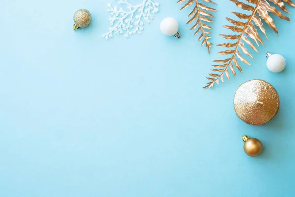 青の休日の装飾とクリスマスの組成 コピースペース付きフラットレイアウト — ストック写真