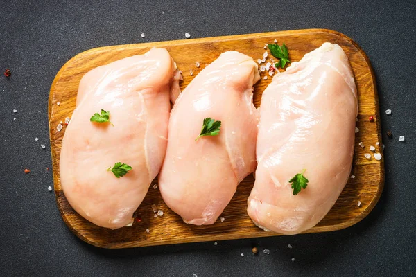 Siyah Masadaki Tahta Kesme Tahtasında Baharatlı Tavuk Göğsü Üst Görünüm — Stok fotoğraf