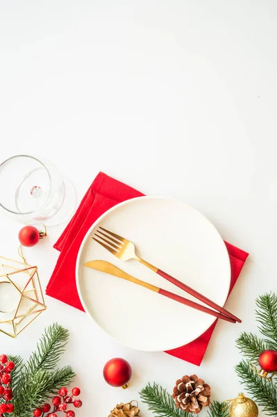 Weihnachtliche Tischdekoration Mit Teller Besteck Und Weihnachtsdekoration Auf Weißem Hintergrund — Stockfoto