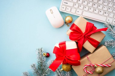 Hediyeler ve tatil süslemeleri içeren online alışveriş konsepti. Kopyalama alanı olan düz.