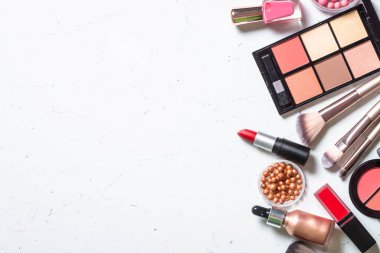Makyaj ve kozmetik ürünleri beyaz arka planda. Kopyalama alanı olan düz resim.