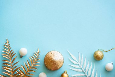 Mavi üzerine beyaz ve altın bayram süslemeleri olan Noel kompozisyonu. Kopyalama alanı olan düz resim.