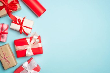 Noel süslemeleri ile boks günü konsepti. Mavi arka planda Noel hediyeleri. Kopyalama alanı olan üst görünüm.