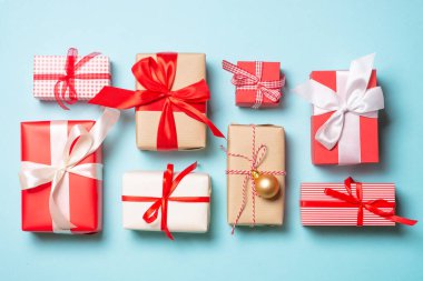 Mavi arka planda Noel hediyeleri. Tatil süsleriyle boks günü konsepti. Kopyalama alanı olan üst görünüm.