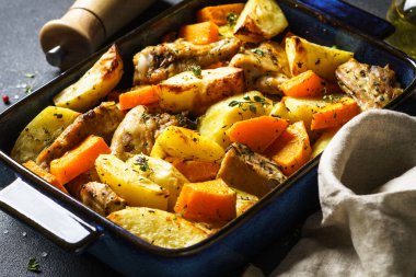 Sebzelerle pişirilmiş tavuk eti. Kapat..