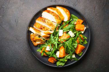 Balkabaklı tavuk salatası, mavi peynir ve roka. Dash diyeti, keto diyeti. En üst görüntü.