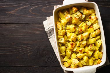 Koyu kırsal masada kekikli fırında patates. vejetaryen yemeği.