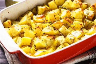 Fırında patates ve kekik kabının içinde. Vegan menüsü.