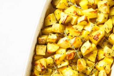 Beyaz taş masada kekik ile fırında patates. Vejetaryen yemeği. Kopyalama alanı olan üst görünüm.