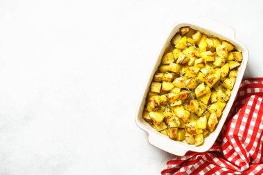 Beyaz taş masada kekik ile fırında patates. Vejetaryen yemeği. Kopyalama alanı olan üst görünüm.