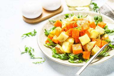 Balkabağı salatası. Sıcak balkabağı, baharatlı patates ve taze roka..