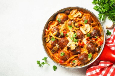 Şampiyon köfteli ve tavada domates soslu sebzeli köfte. Işık taşı tablosunda kopyalama alanı olan üst görünüm.