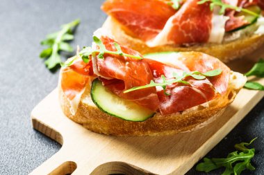 Aperatif crostini, krem peynirli sandviç, jambon, salatalık ve roka..