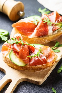 Aperatif crostini, krem peynirli sandviç, jambon, salatalık ve roka..