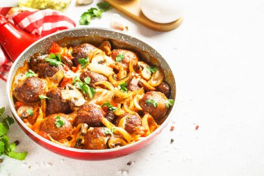 Şampiyon köfteli ve tavada domates soslu sebzeli köfte. Işık taşı tablosunda kopyalama alanı olan üst görünüm.