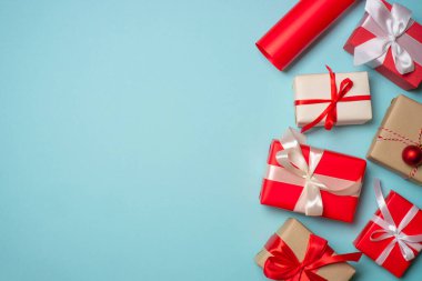 Noel süslemeleri ile boks günü konsepti. Mavi arka planda Noel hediyeleri. Kopyalama alanı olan üst görünüm.