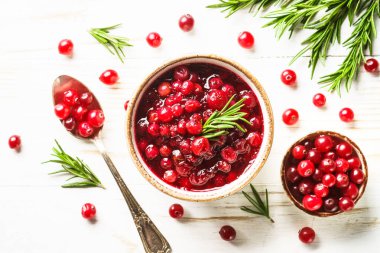 Biberiyeli yaban mersini sosu. Beyaz masadaki üst görünüm.