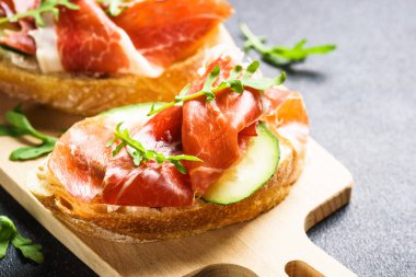Aperatif crostini, krem peynirli sandviç, jambon, salatalık ve roka..