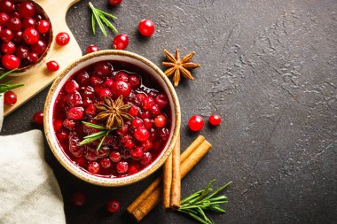 Baharatlı yaban mersini sosu. Kopyalama alanı olan siyah arkaplanda üst görünüm.