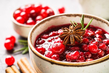 Baharatlı yaban mersini sosu. Kapat..