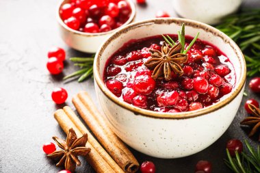 Baharatlı ve otlu yaban mersini sosu..