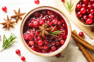 Baharatlı yaban mersini sosu. Kopyalama alanı olan beyaz arkaplanda üst görünüm.