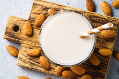 Sütsüz süt, badem sütü ve fındık. Taş masadaki üst görünüm.
