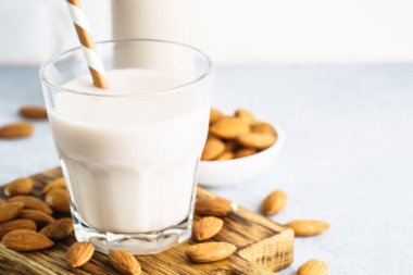 Sütsüz süt, badem sütü ve fındık. Vejetaryen ürünü.