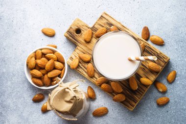 Badem sütü ve fındık. Taş masadaki en iyi manzara. Sütsüz, vejetaryen..