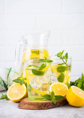 Limonata ve malzemeler beyaz masada. Yaz içeceği, içecek kokteyli..